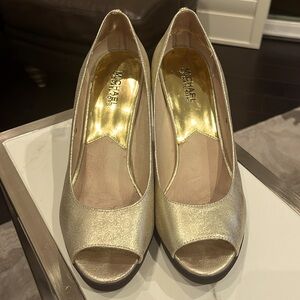 Michael Kors Women’s Gold Peep Toe Wedges Size 7.5M Gently Used